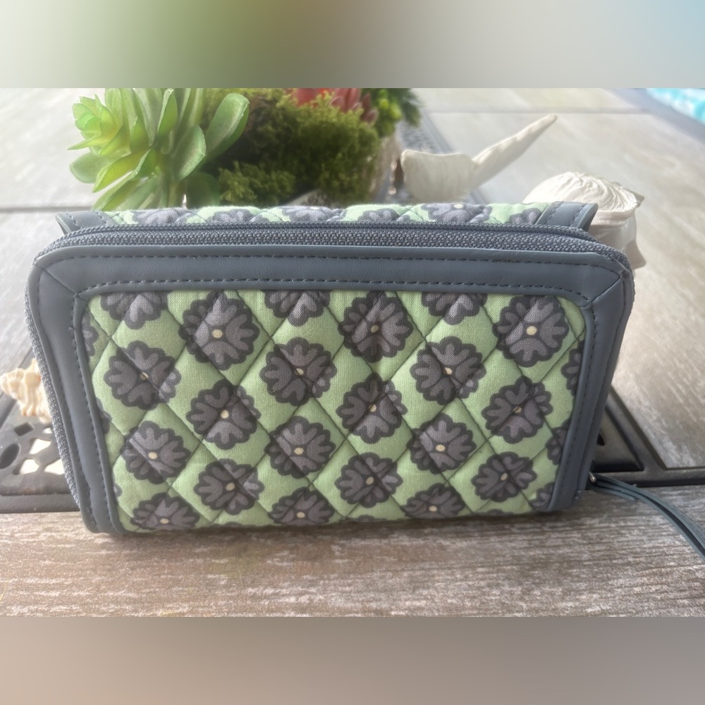 EUC, Vera Bradley Nomadic Blossoms Quilted Floral Women's Wristlet - Picture 3 of 7
